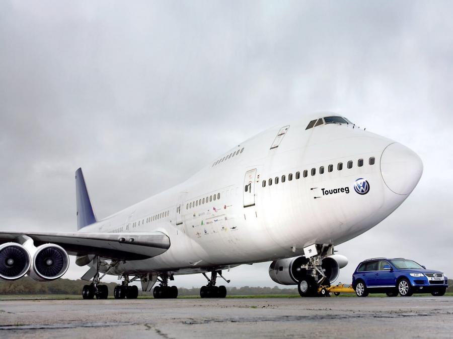  Volkswagen Touareg V10 TDi Tows Boeing 747 2006 года  (фото 5 из 10)